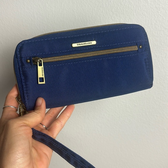 Travelon Blue Zip Around Wristlet Wallet - Picture 1 of 7